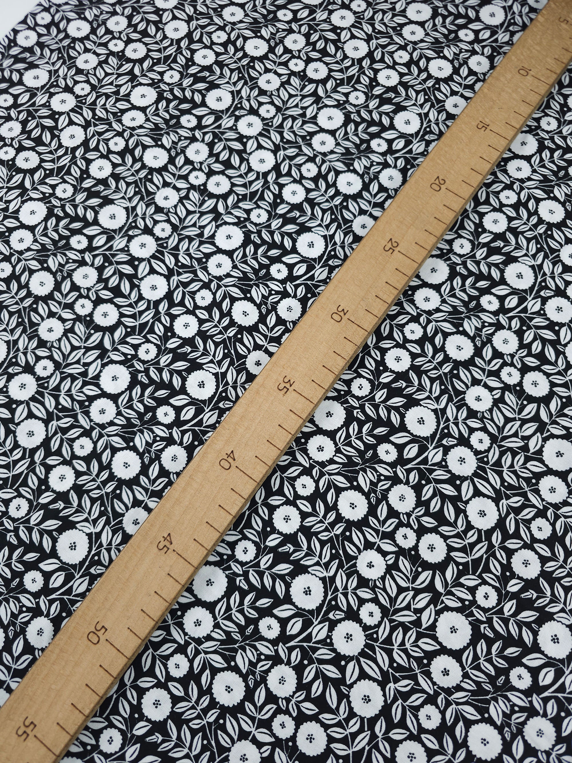 Black/White Puff Leaf Bloom 100% Cotton - Benartex