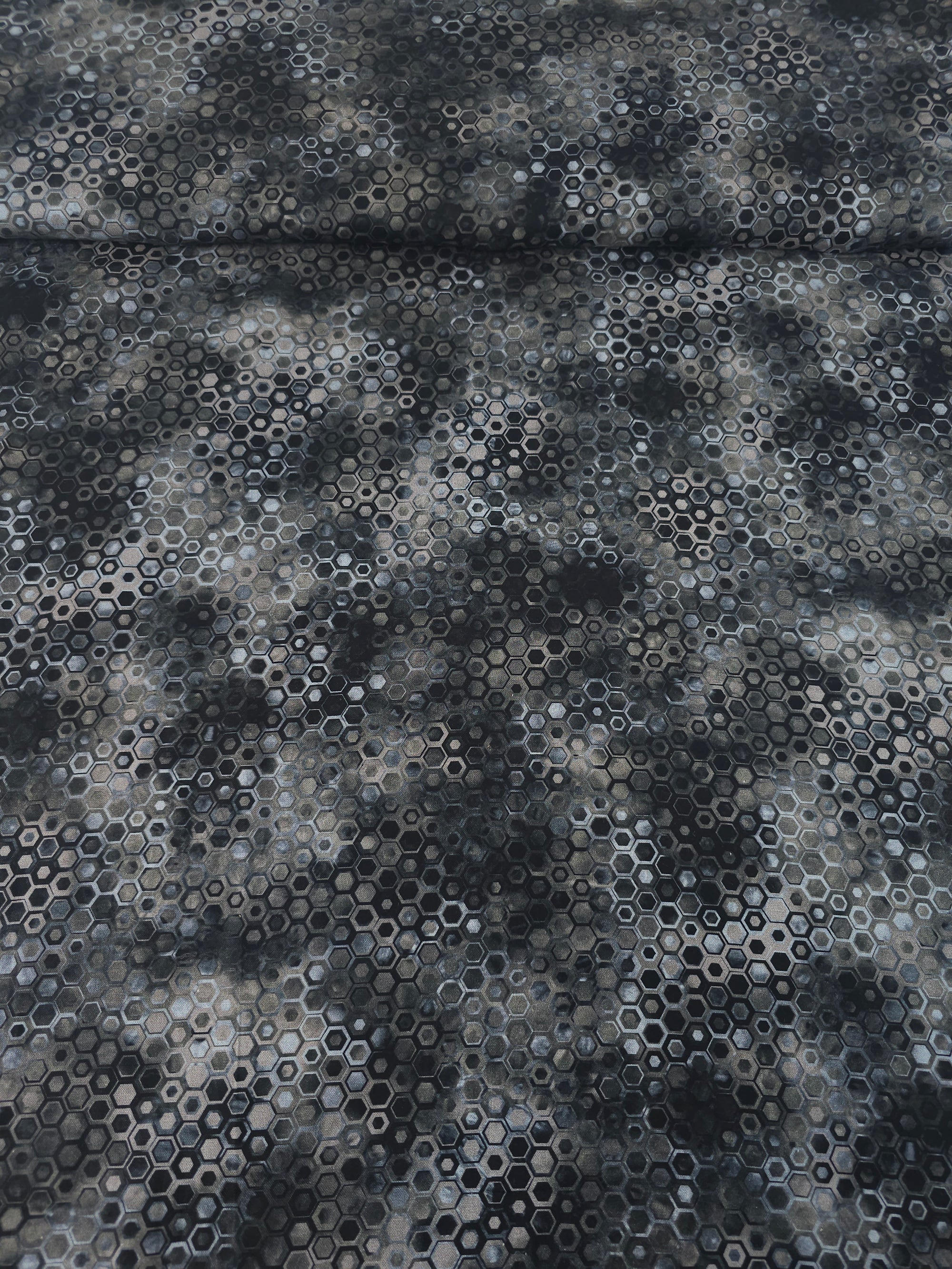 Charcoal Hexagon Phantasma 100% Cotton - Robert Kaufman