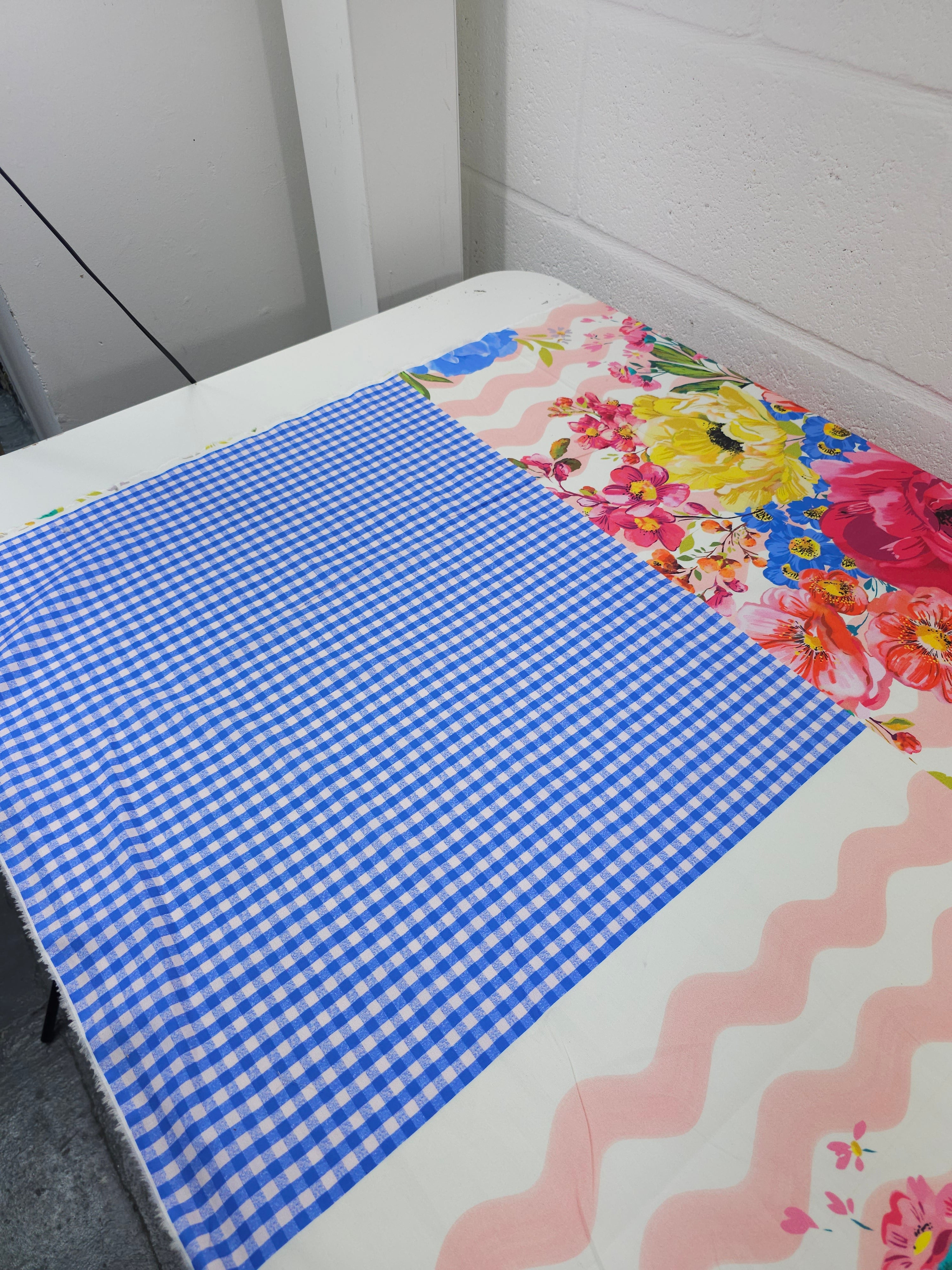 Large Wavy Bloom Floral 100% Cotton 103" *EXTRA WIDE* - 1.42m Panel