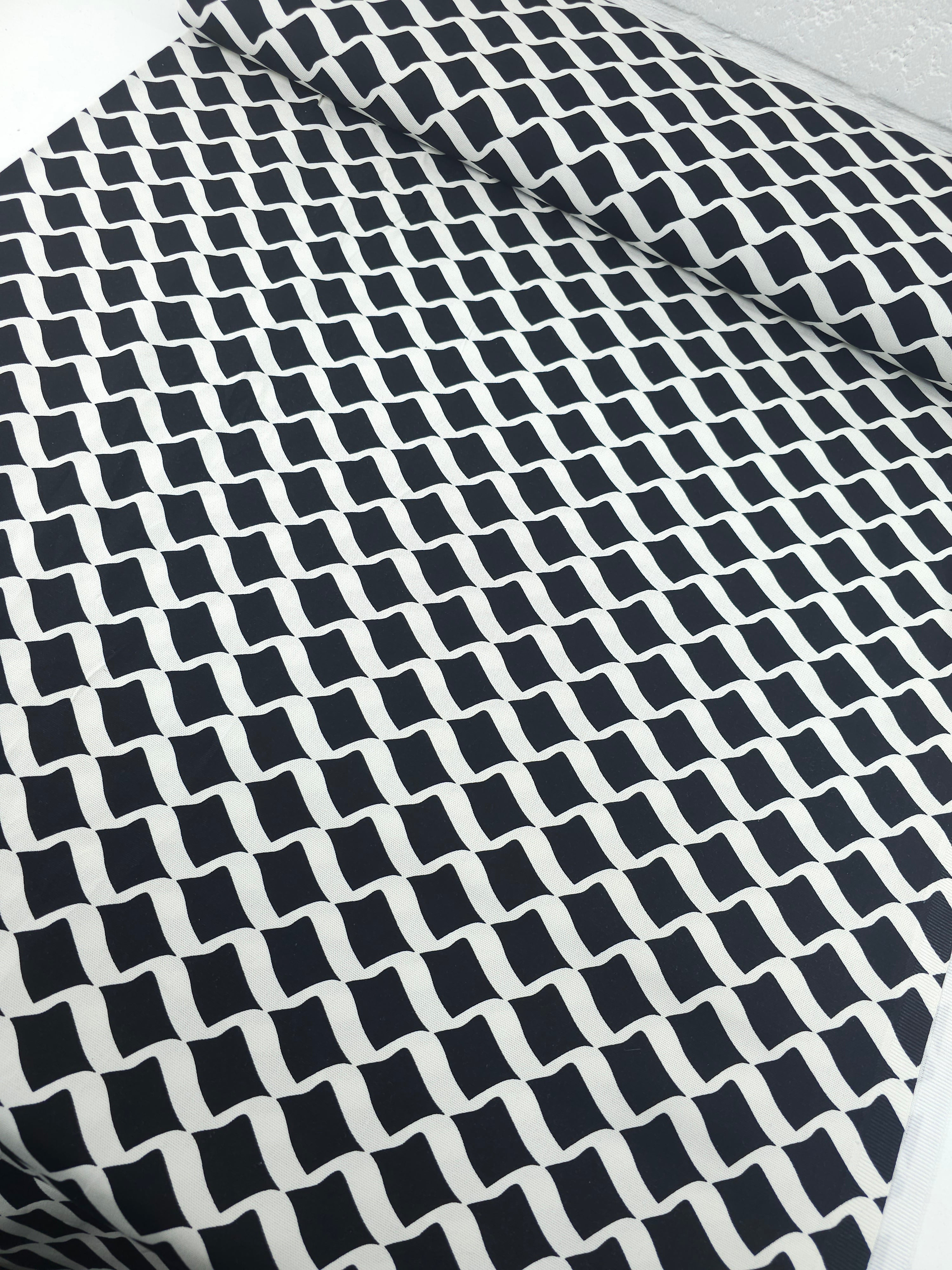 Black/Ivory Wavy Diamond Canvas Cotton