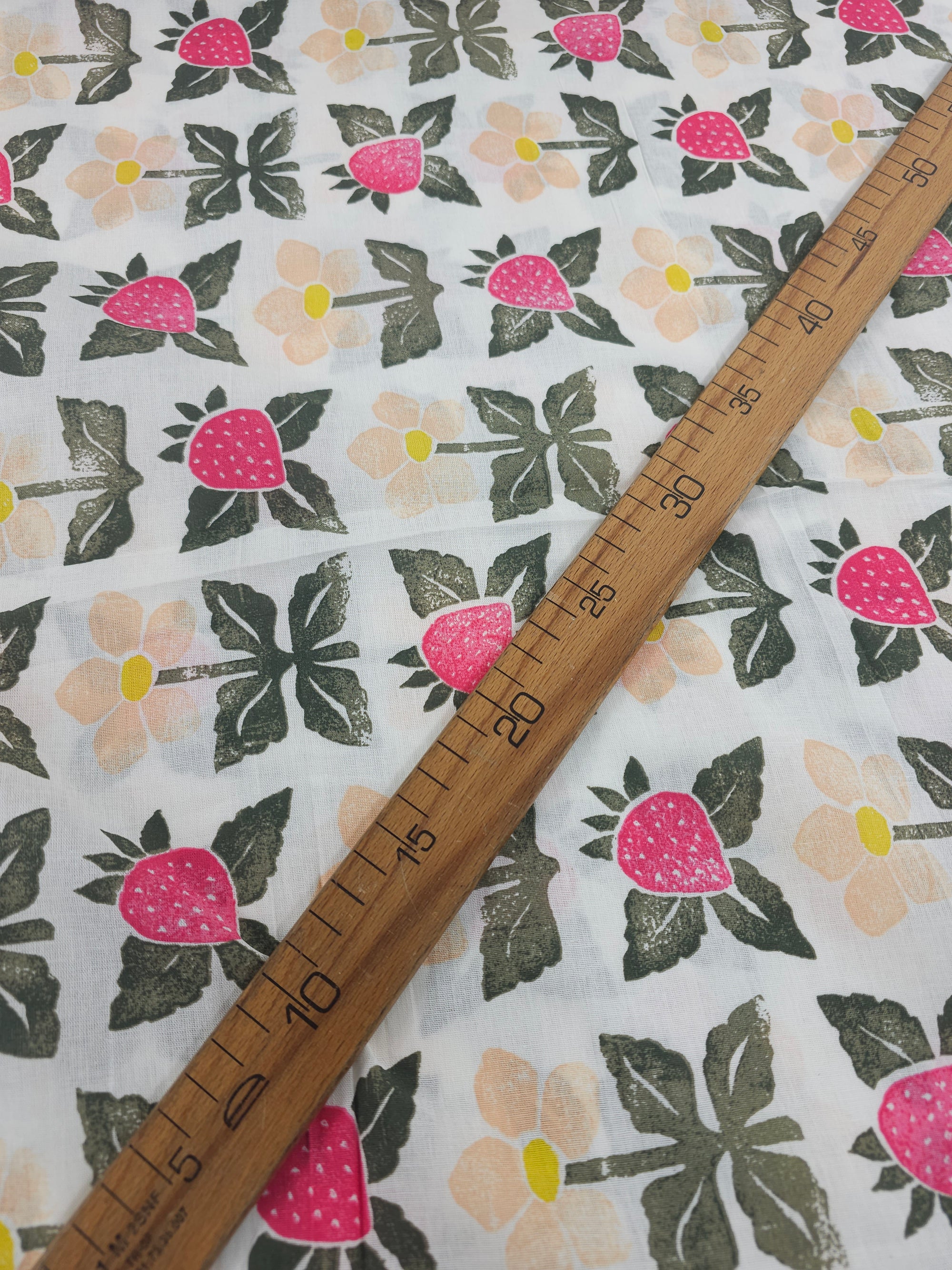 Strawberry Daisy 100% Cotton 118” - Urban Outfitters *EXTRA WIDE*