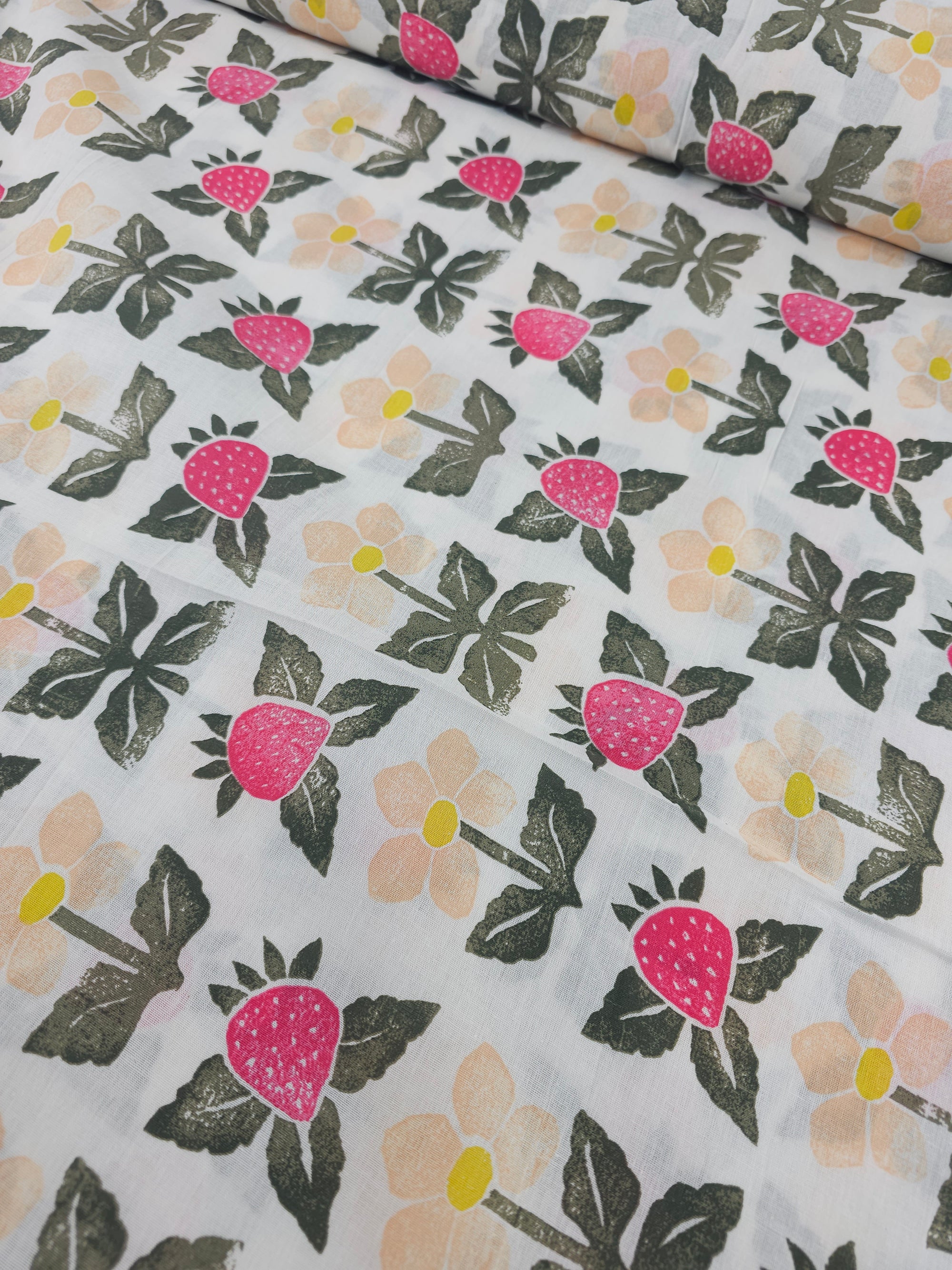 Strawberry Daisy 100% Cotton 118” - Urban Outfitters *EXTRA WIDE*