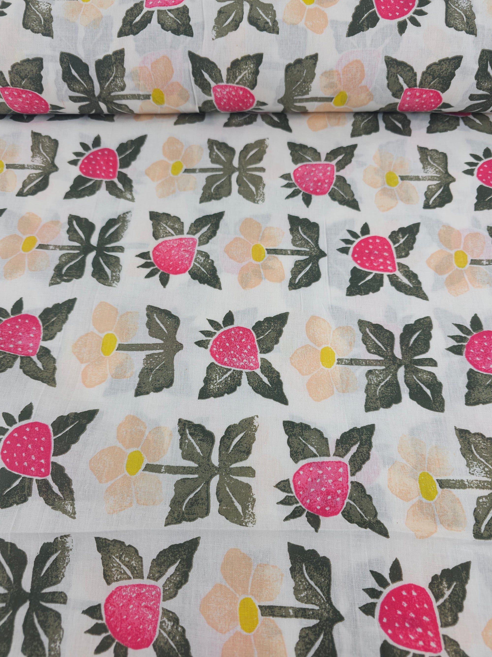 Strawberry Daisy 100% Cotton 118” - Urban Outfitters *EXTRA WIDE*
