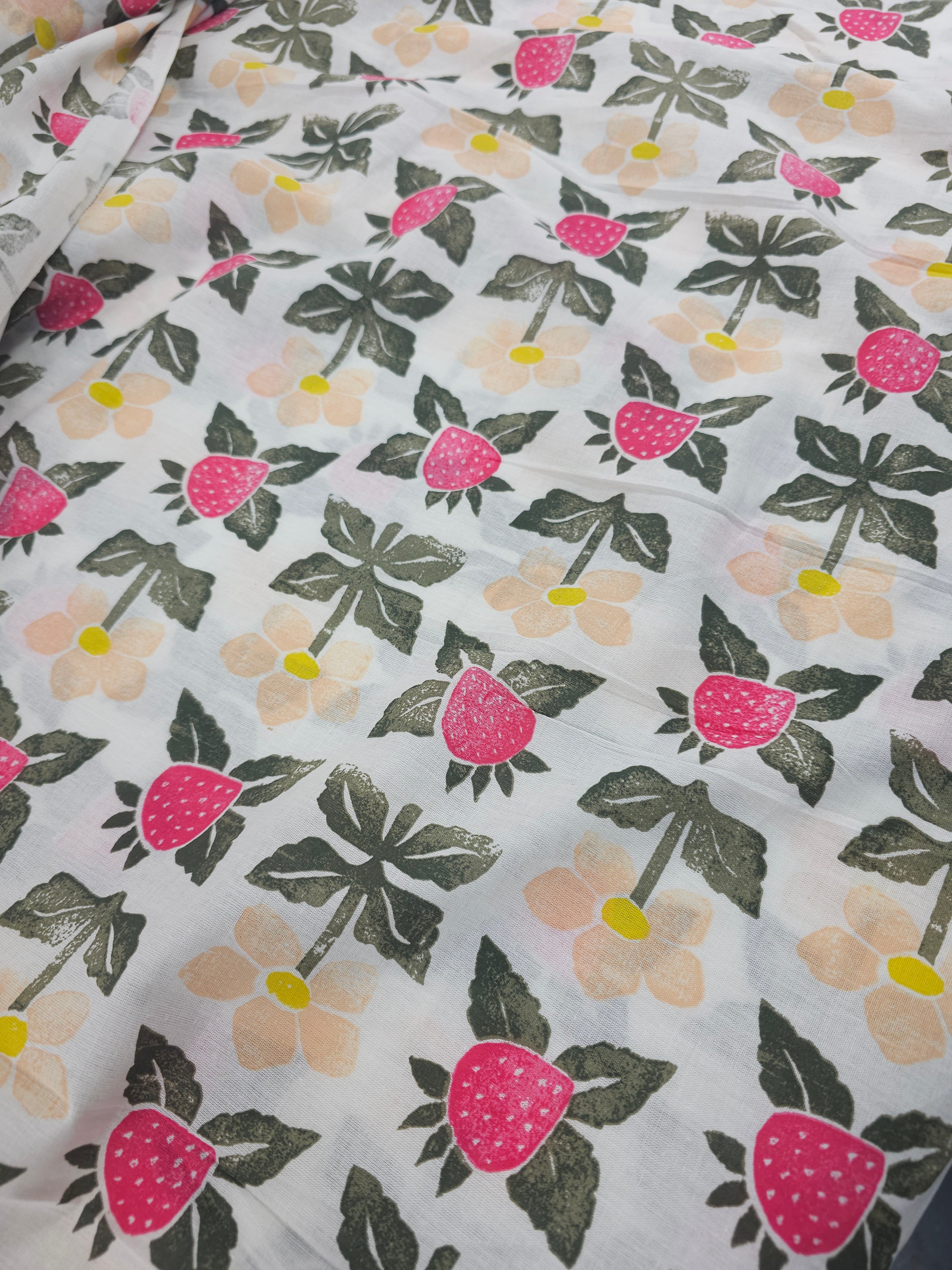 Strawberry Daisy 100% Cotton 118” - Urban Outfitters *EXTRA WIDE*