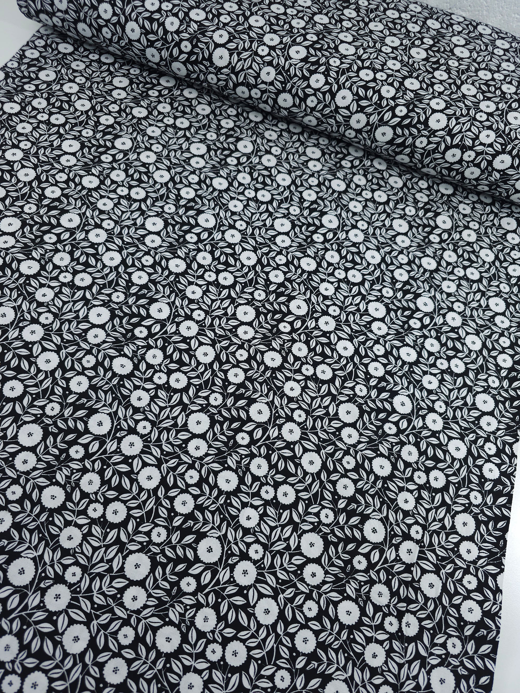 Black/White Puff Leaf Bloom 100% Cotton - Benartex