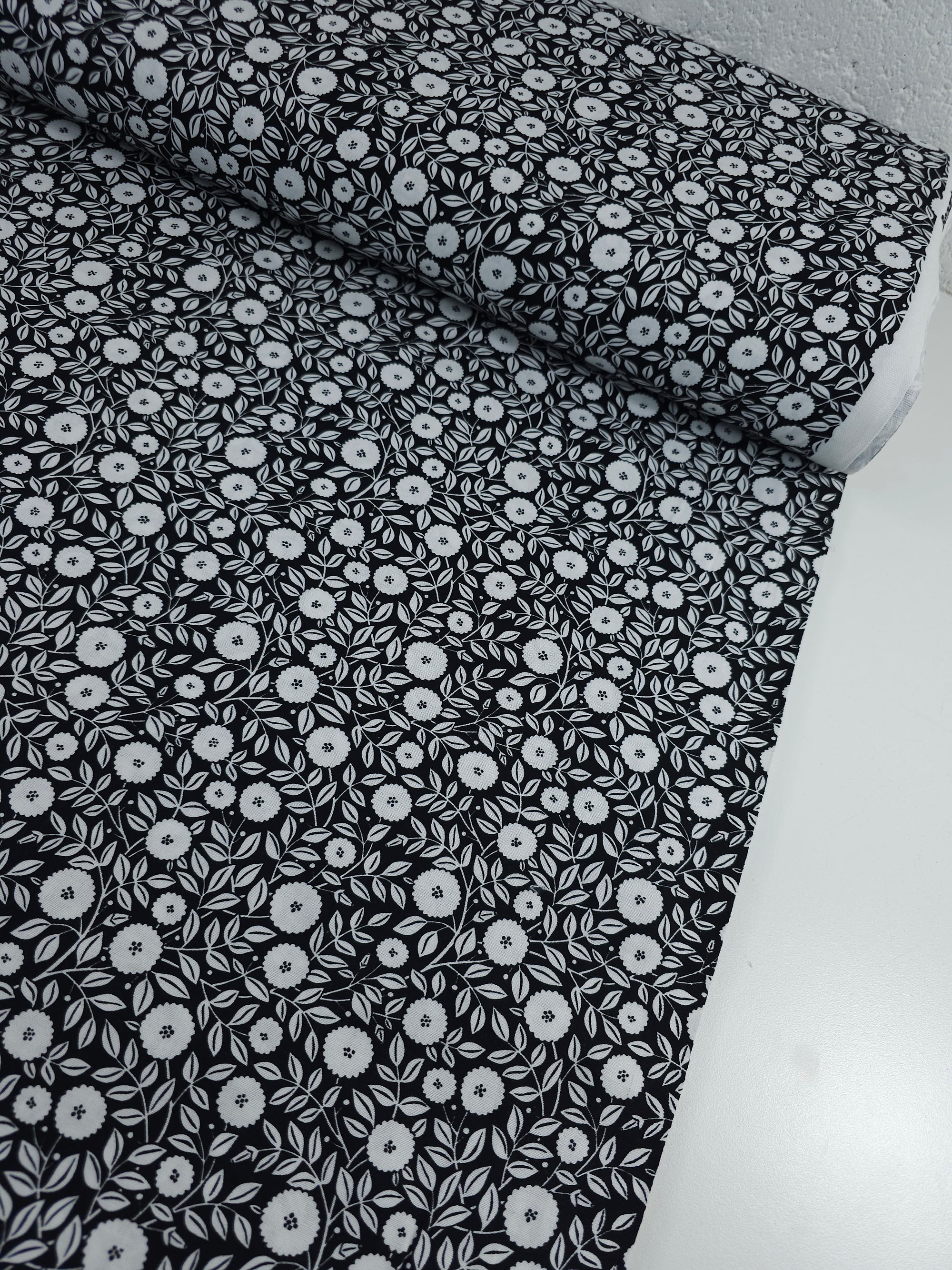 Black/White Puff Leaf Bloom 100% Cotton - Benartex