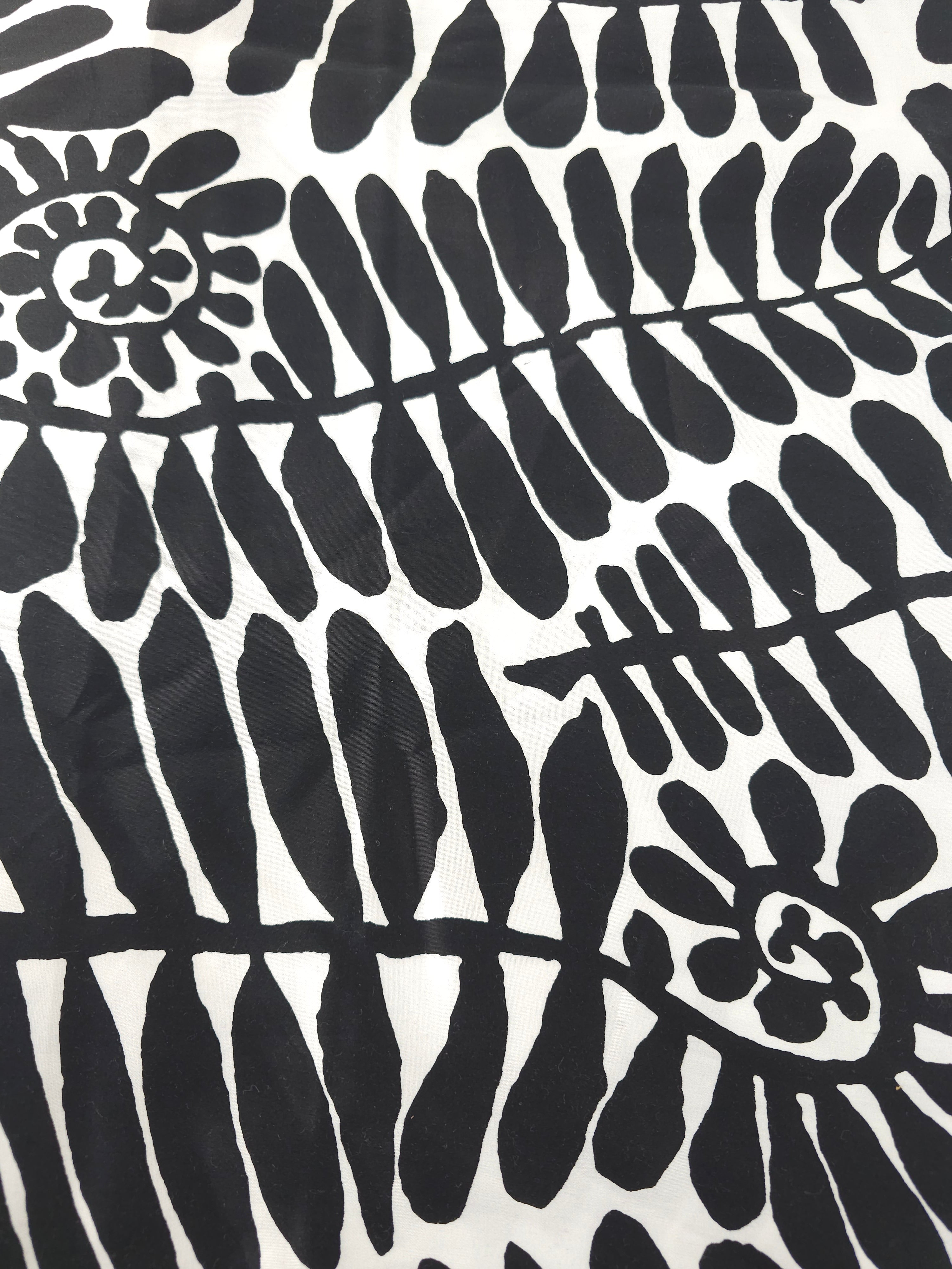 Black abstract vine Cotton sateen- 1m
