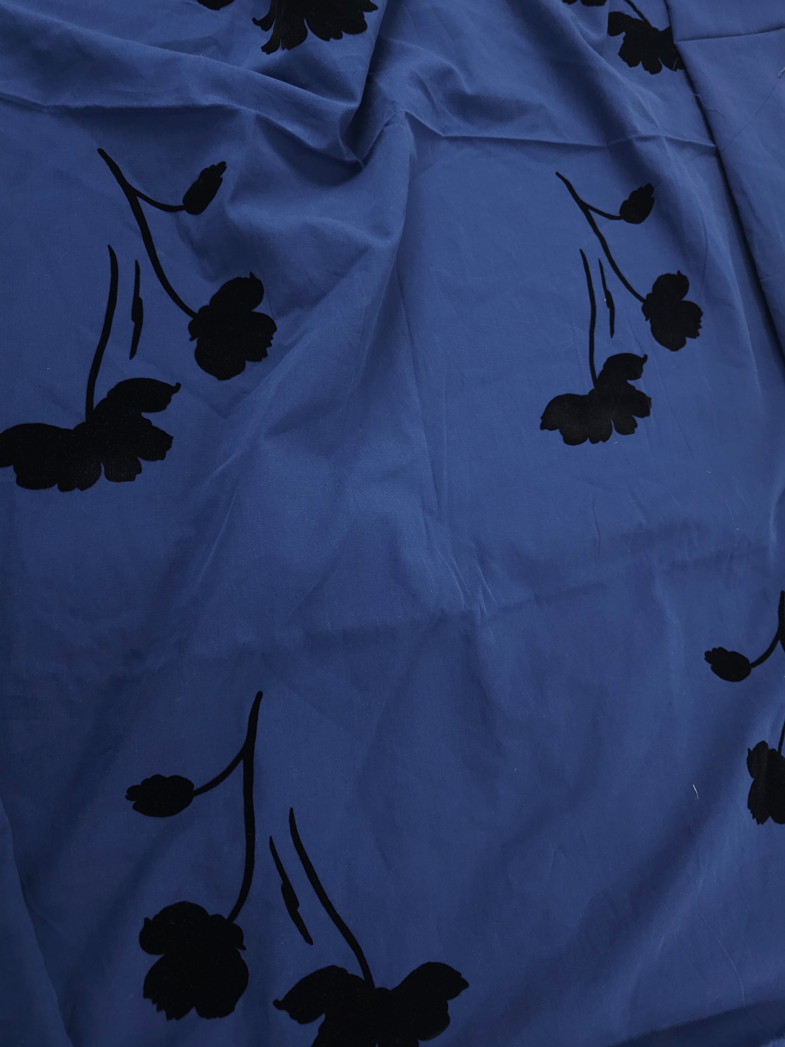 Dark blue velvet flower Viscose- 2.9m piece