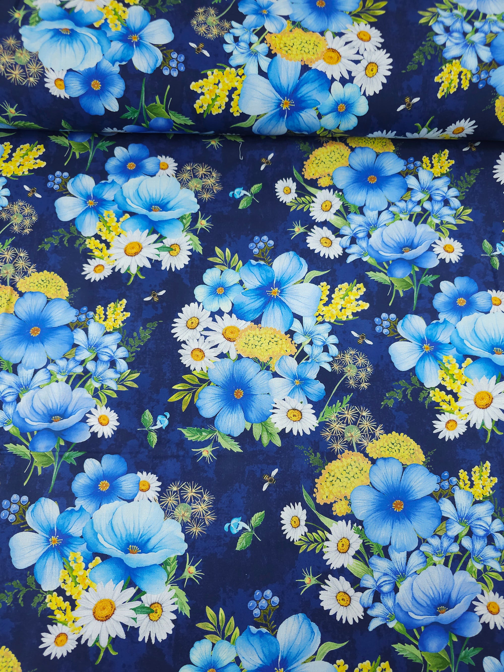Beautiful Daisy Blues 100% Cotton