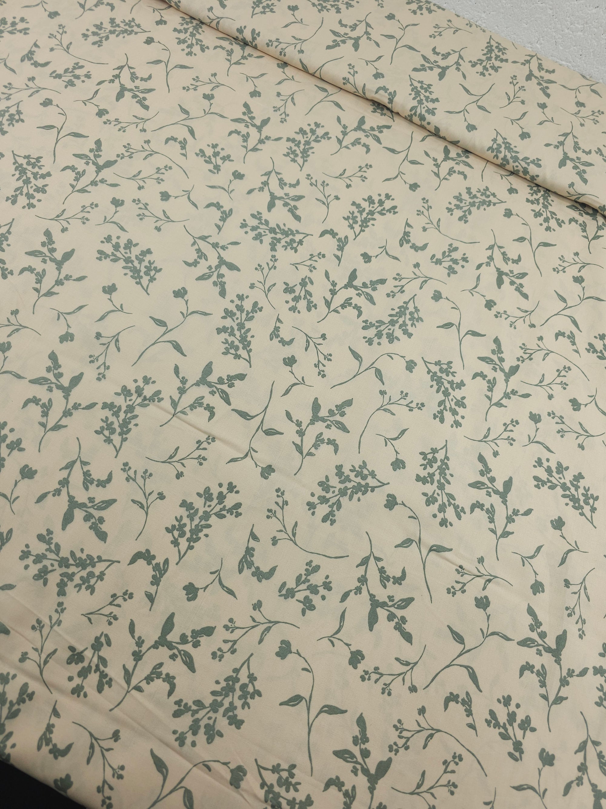 Cream/Sage Tossed Stems Lightweight Cotton 60"